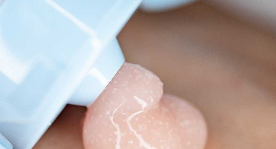 Esfoliare: perché lo scrub è il vero segreto della skincare